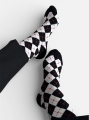 Skarpetki w biało czarne romby z czerwonym akcentem