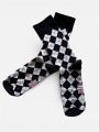 Skarpetki w biało czarne romby z czerwonym akcentem