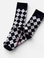 Skarpetki w biało czarne romby z czerwonym akcentem