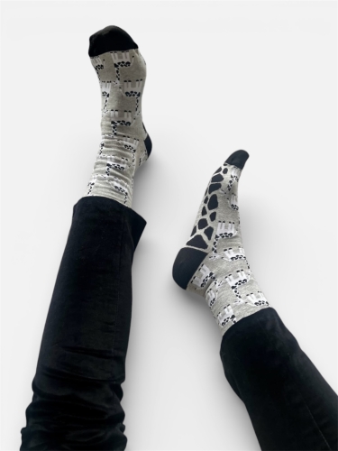 Kolorowe skarpetki szare w żyrafy
