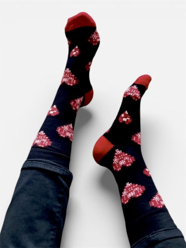 Kolorowe skarpetki czarne w czerwone serca z klocków