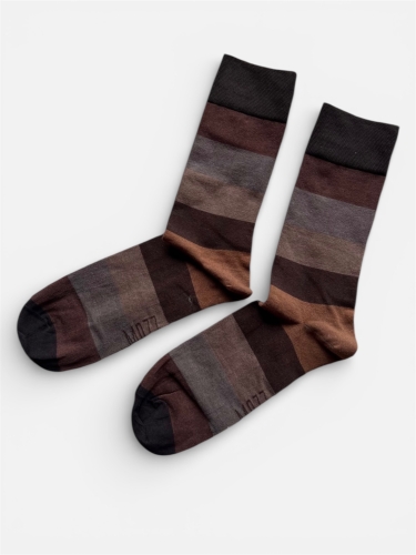 Kolorowe skarpetki w wielobarwne pasy w odcieniach brązowego