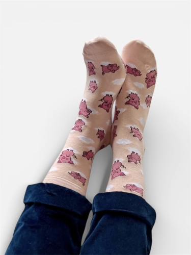 Kolorowe brzoskwiniowe skarpetki w świnki w chmurkach