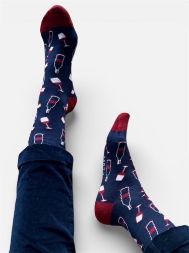 Kolorowe skarpetki granatowe w butelki i kieliszki wina