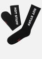 Sportowe skarpetki czarne prążkowane z napisem Hot Stuff