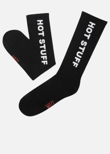 Sportowe skarpetki czarne prążkowane z napisem Hot Stuff