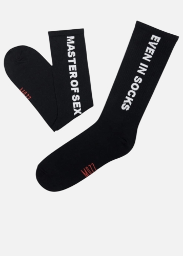 Sportowe skarpetki czarne prążkowane z napisem Master of sex even in socks