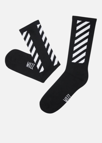 Sportowe skarpetki czarne prążkowane w białe paski