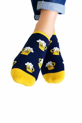 Kolorowe stopki granatowe w kufle piwa