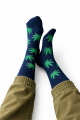 Kolorowe skarpetki granatowe w zielone liście konopi