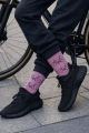 Kolorowe skarpetki purpurowe w rowery
