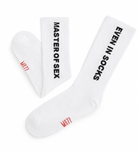 Sportowe skarpetki białe prążkowane z napisem Master of sex even in socks